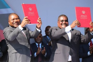 Mozambique President Filipe Nyusi (left) and opposition RENAMO leader Ossufo Momade pose for a photo after signing peace deal