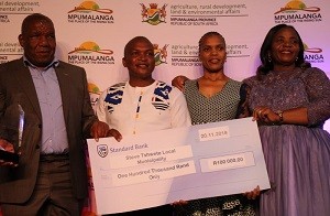 Steven Tshwete municipal executives showcase their cheque after they have been adjudged the greenest in the Mpumalanga Province. Photo by Anna Ntabane, CAJ News Africa.
