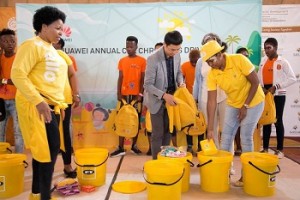 Huawei’s Deputy Chief Executive Officer, Kian Chen (centre), MTN South Africa Foundation General Manager Kusile Mtunzi-Hairwadzi (left) with pre-teens and teens from the Afrika Tikkun Arekopaneng Centre in Orange Farm, south of Johannesburg.