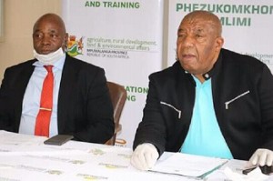 On the right is Mpumalanga Provincial Member of the Executive Committee (MEC) for Agriculture, Rural Development and Land Administration Vusi Shongwe. Photo by Anna Ntabane, CAJ News Africa