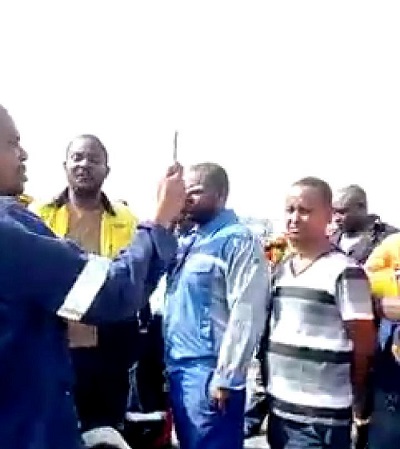 Angry southern African drivers protesting the murder of Elvis Nyathi are seen here warning their South African counterpart (in blue. left) next he crosses his country into SADC, they would cut off his head. They told him to go back and tell his Dudula Operation and Govt to abandon abusing Africans for elections