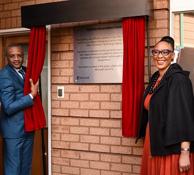 Microsoft SITA Ndivho Innovation Centre's Interim Managing Director for SITA Luvuyo Keyise (left) with Microsoft South Africa Chief Executive Officer, Lillian Barnard