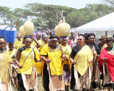 Queen Busisiwe Tembe (centre) with elderly mothers arriving with Marula bottle during the festival