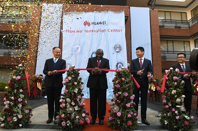 Ribbon cutting: HE President Cyril Ramaphosa, flanked by HE Chinese Ambassador Chen Xiaodong (Left), and Huawei Sub-Saharan Africa President, Leo Chen (Centre Right) and Huawei South Africa CEO, Will Meng Wei (Right)