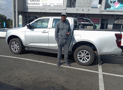 CAJ News Africa’s editor-in-chief, Savious-Parker Kwinika posing on the new D-Max (1.9 Ddi DOUBLE CAB HR LS A/T)